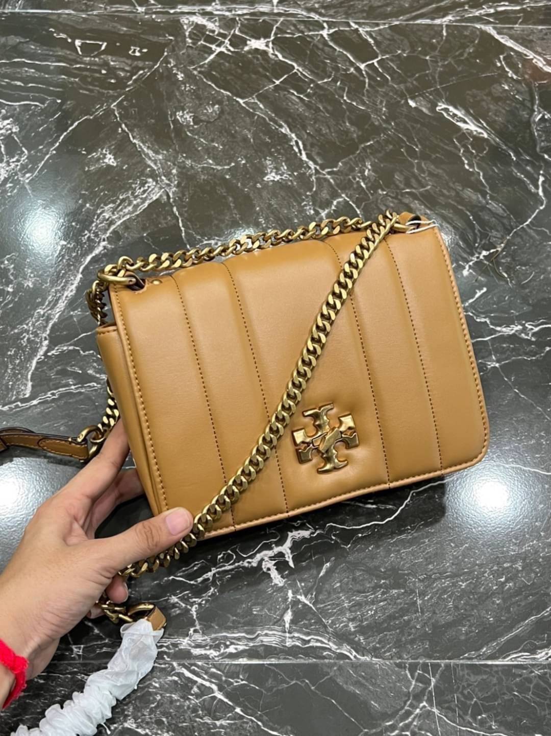 Tory Burch Our Kira shoulder bag with beveled turn-lock hardware พร้อมเสิร์ฟสีคลาสสิค กระเป๋าถือ/สะพาย ทรงสวย สะพายคล่องตัว ดีไซน์เส้นคมสวยหรู สัมผัสดีงาม นิ่มมือ เปิด-ปิดด้วยอะไหล่บิดล็อค ภายในเป็นช่องโล่ง สะพายไปไหนก็สะดวก แนะนำสวยก่อนใครได้ที่นี่ จัดไป