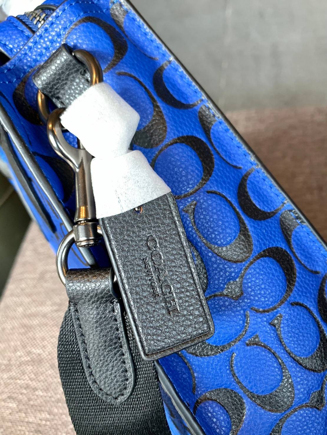 COACH COLORFUL GOTHAM TOTE SIGNATURE ((CA814)) รุ่นนี้ใช้ได้ทั้งผู้ชายและผู้หญิง ขนาดกลางๆกำลังสวยเลยค่ะ ใหม่ล่าสุด ก่อนใคร! กับกระเป๋าที่รังสรรค์สีออกมาได้สดใส เรียกได้ว่าจัดเต็มในเรื่องสีมีเดียวค่ะ หนังแท้ ลายหนังสวย บวกกับโลโก้แบรนด์ทั้งใบที่ลงลายสีได้