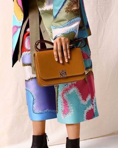 Medium : LOEWE Goya anagram leather shoulder bag กระเป๋าทรง GOYA รูปทรงกล่องอันคลาสสิกที่มาพร้อมรายละเอียดอันน่าค้นหา พร้อมด้วยโครงสร้างที่เปี่ยมไปด้วยสเน่ห์น่าค้นหา มีช่องใส่ของขนาดกว้างและเป็นทรงทำให้การจัดการสิ่งของต่างๆ ของสาวๆ นั้นง่ายดายมากยิ่งขึ้น 