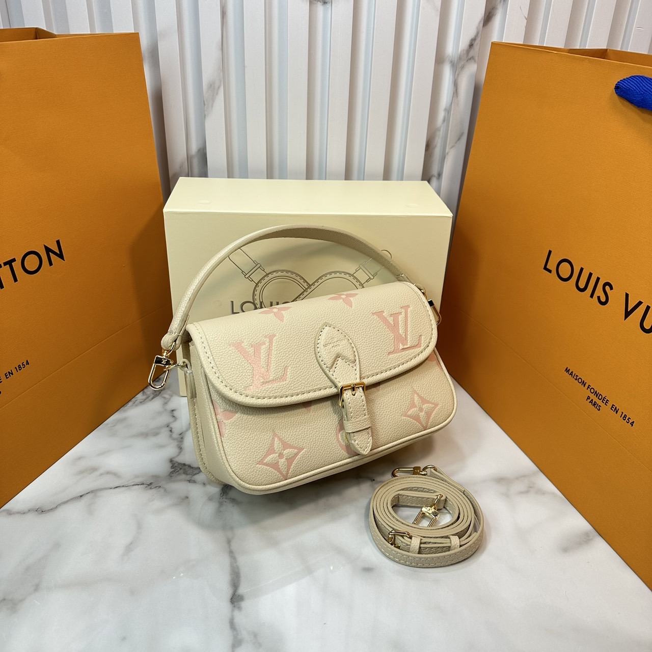 LV Nano Diane Monogram Empreinte Leather กระเป๋าสะพายไซส์มินิดีไซน์น่ารักน่าใช้มากๆ พกไปไหนก็เหมาะ ตอบรับทุกโอกาสของสาวๆได้ง่าย แมทช์ได้ทุกลุคจ้า