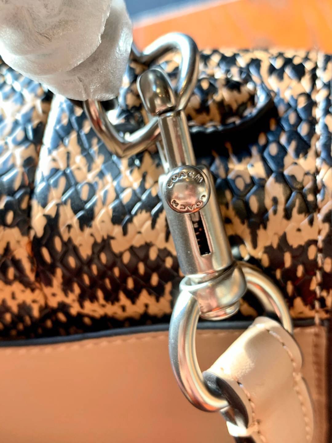 OUTLET 】COACH TABBY TOP HANDLE 20 LEATHER BAG หรูหรามากๆค่ะ สินค้าแนะนำ!! กระเป๋าถือ//สะพายข้างได้ วัสดุหนังแท้อย่างดี หนึ่งใบทำหนัง2แบบได้อย่างลงตัว สวยงาม มีอะไหล่ตัวC ใหญ่ด้านหน้าโดดเด่นหรูมากๆค่ะ 🔺เปิดปิดแบบกดล็อค ภายในมี2ช่องสำหรับใส่ของ สามา