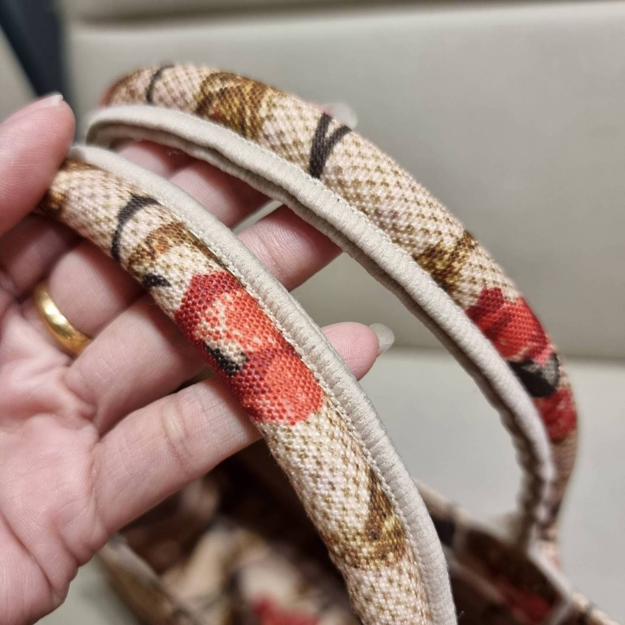 VIP 】HOT ARRIVAL!! DIOR CD SHOPPING BAG WITH GWP กระเป๋าทรงช้อปปิ้งใบใหญ่ จุใจ!! พรีเมี่ยมกิ๊ฟรุ่นดับเบิ้ลฮอต ดีไซน์คลาสสิควินเทจ สวยหรู วัสดุผ้าแคนวาสลายกราฟฟิค ภายในโล่งกว้างมากๆ ใส่ของจุสุดๆ โน้ตบุ้ค ไอแพด กระเป๋าสตางค์ มือถือ หรือเสื้อผ้ายังได้ สะพายค