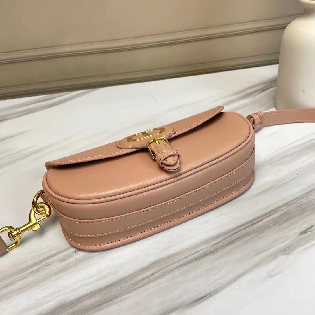 หนังแท้ DIOR BOBBY EAST-WEST BAG พร้อมส่งที่ไทย งานหนังแท้ทั้งใบเกรดออริจินอล ภาพสินค้าถ่ายจากงานขายจริง ใช้งานต่างประเทศได้ รุ่นใหม่ในฤดูกาลนี้ เพิ่มความทันสมัยให้กับซิลลูเอทของ Hobo ผ่านเส้นสายที่สง่างามและสัดส่วนที่กลมกลืนกัน สไตล์หนังลูกวัว โดดเด่นด้ว