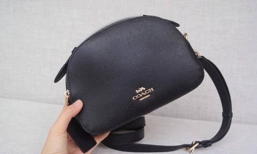 COACH SERENA SATCHEL CROSSBODY BAG กระเป๋าทรงโดมเล็ก น่ารัก แต่ใส่ของได้จุเลยทีเดียว!! มี2ช่องซิปหลัก ช่องค่อนข้างกว้าง สามารถใส่กระเป๋าเงินใบกลางได้;ของจำเป็นอื่นๆได้ครบเลยค่ะ มีช่องเล็กให้ใส่ของจุกจิก ด้านหลังมีช่องเล็กให้อีกช่องค่ะ พร้อมสายยาวถอดออกได้