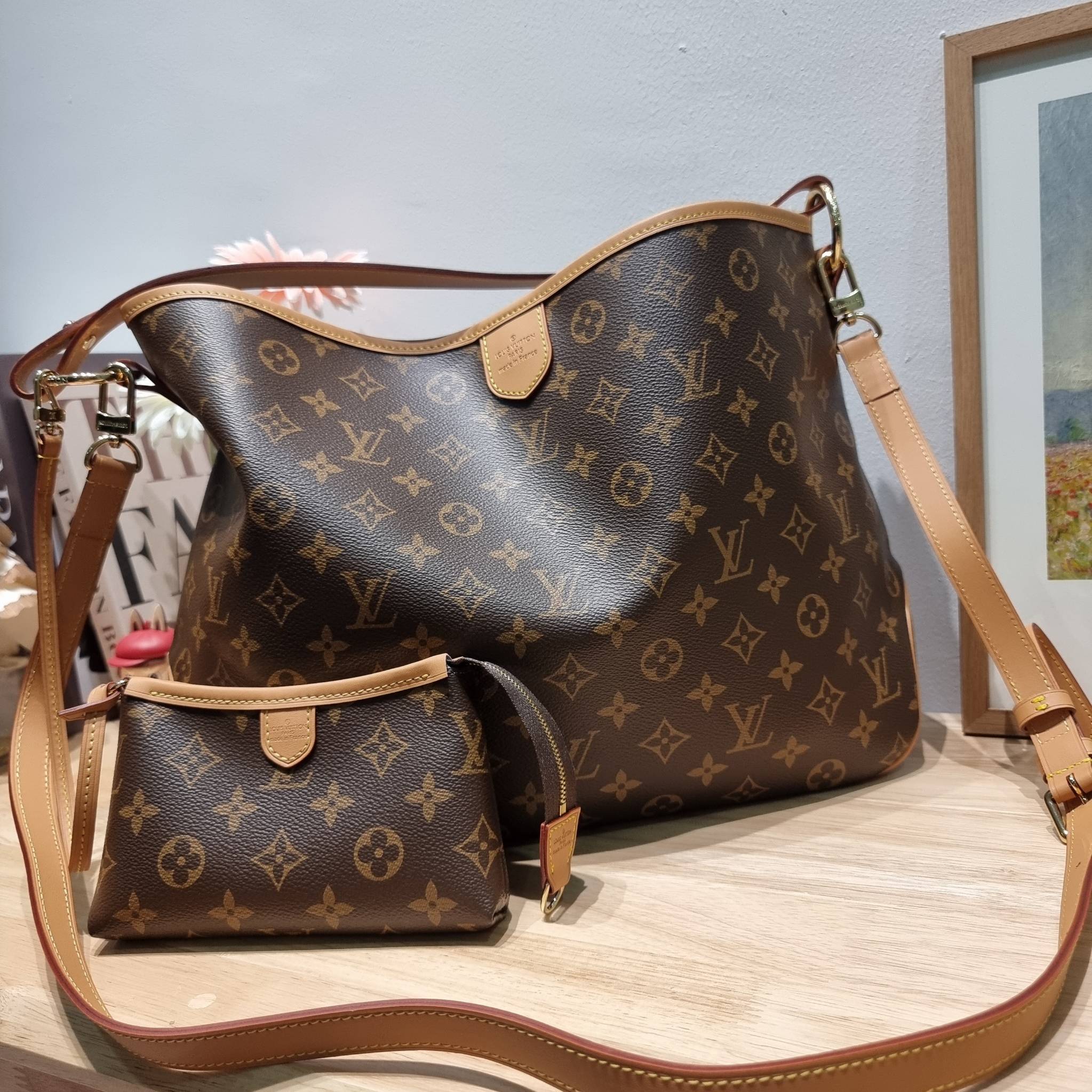 LV delightful bag / LV CARRYALL Monogram Canvas / LV Shopping Bag กระเป๋าทรงโท้ทใบใหญ่ ขนาดจุได้แบบล้นๆ รอบนี้จัดใบลูกมาให้อีก พิเศษที่สุด!! สมใจใครที่มองหากระเป๋าใบโปรด มีตะขอเกี่ยวที่ปากกระเป๋า และยังมาพร้อมสายสะพาย 2 แบบ
