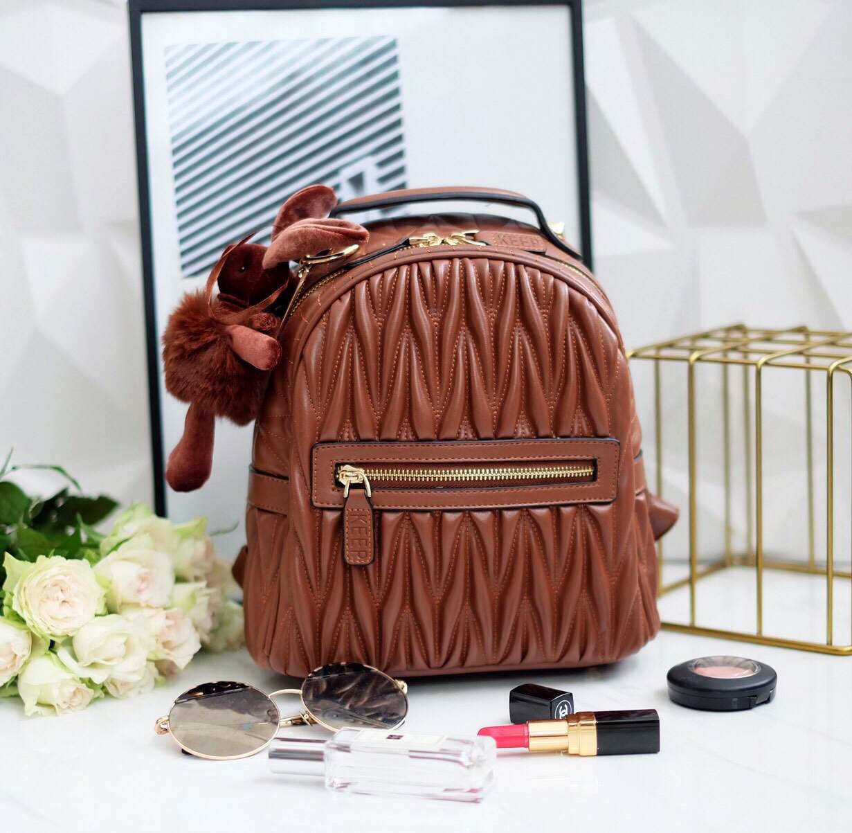 KEEP ' Paris ' backpack 🎒👟 เป้ หนังแกะแท้ ระดับตำนาน ที่ครองใจสาวๆ เป็นอันดับหนึ่ง งานดี งานคุ้ม ต้องใบนี้เลย =>> กระเป๋า หนังแกะแท้เนื้อดี งาน handmade เย็บแบบฝีมือต่อฝีมือ เพิ่อให้ได้ใบนี้ =>> ตัวกระเป๋าน้ำหนักเบา ด