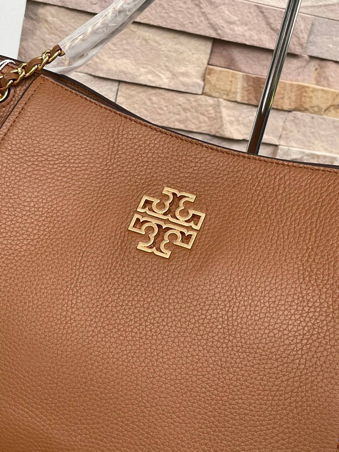 ของแท้ 💯% TORY BURCH Britten Small Slouchy Leather Tote Bag (New collection 2021) ความดีงามของรุ่นนี้อยู่ที่ขนาดที่ใหญ่จุของได้เยอะ