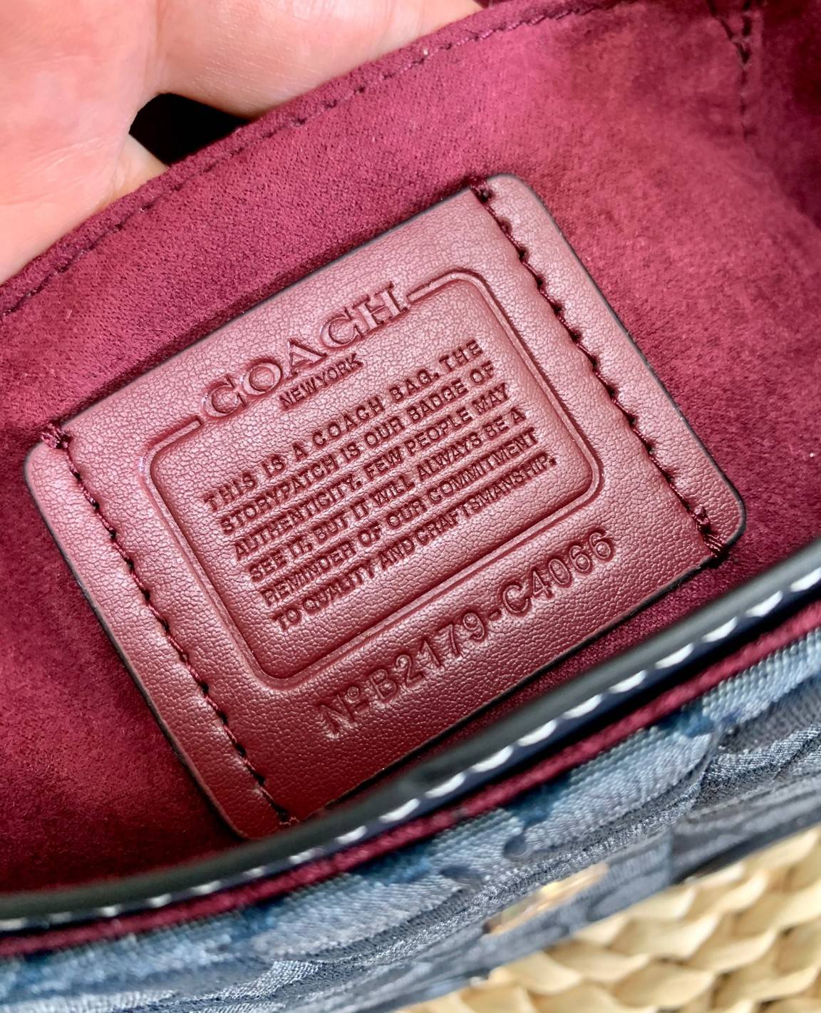 รุ่นแนะนำ ห้ามพลาด สวยมากๆค่ะ! COACH GEOEGIE SADDLE BAG IN SIGNATURE CHAMBRAY ((C4066)) พร้อมส่งที่ไทยค่ะ! กระเป๋าสะพายแบบครอสบอดี้ร์ วัสดุเดนิมทอลายแบรนด์+หนังแท้ เดินด้ายสีคัดกับคัวกระเป๋าได้ สวยงามมากๆค่ะ ด้านหน้ามีอะไหล่โลโก้แบรนด์เด่น เปิดปิดกระเป๋าแ