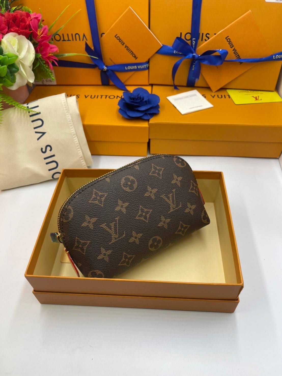 หนังแท้ LOUIS VUITTON COSMETIC POUCH Monogram พร้อมส่งที่ไทย กระเป๋าใส่เครื่องสำอางขนาดกะทัดรัดนี้ในผ้าใบ Monogram สามารถใส่ลงในกระเป๋าถือหรือกระเป๋าเดินทางได้อย่างง่ายดาย รูปร่างกลมและฐานแบนช่วยให้เข้าถึงผลิตภัณฑ์ขนาดเล็กได้
