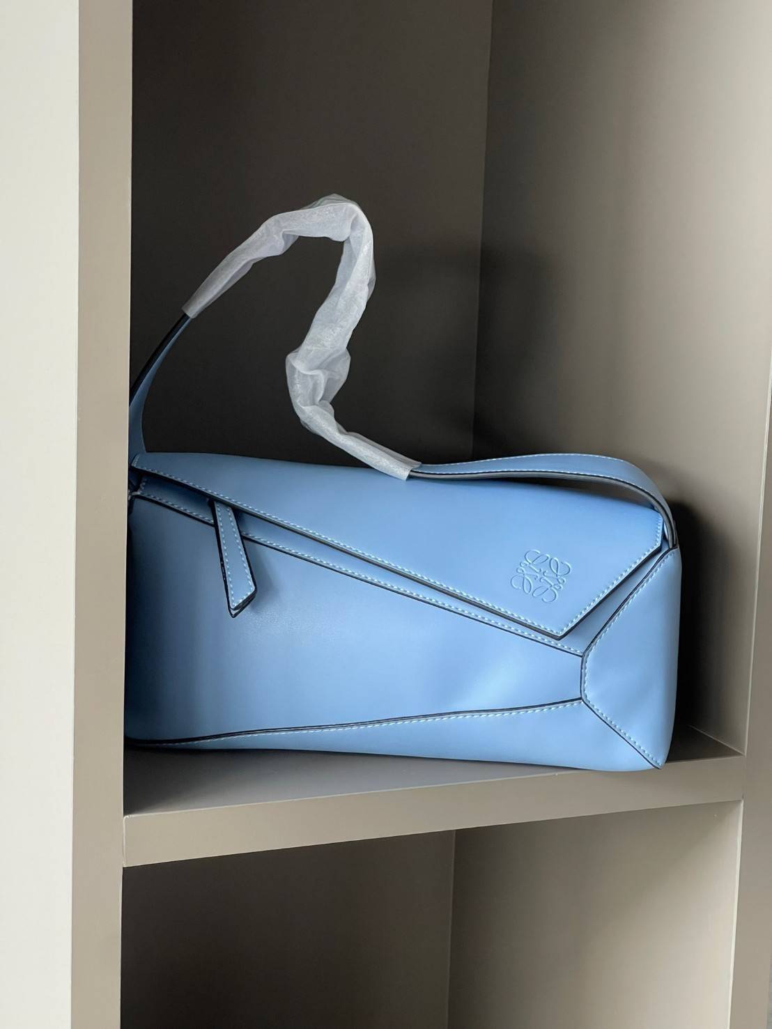 Loewe Puzzle Hobo bag กระเป๋ารุ่น Puzzle มีความพิเศษในหลายด้าน ไม่ว่าจะเป็นรูปทรงที่แปลกใหม่ มินิมอลด้วยโลโก้อนาแกรมแบบประทับ ดูหรู เป็นกระเป๋า Unisex ที่ไม่ว่าคุณจะเป็นผู้หญิงหรือผู้ชายก็ใช้งานได้ ลายกระเป๋าได้มาจากการนำหนังมาเย็บต่อกันทั้งหมด ถึงแม้ว่าข