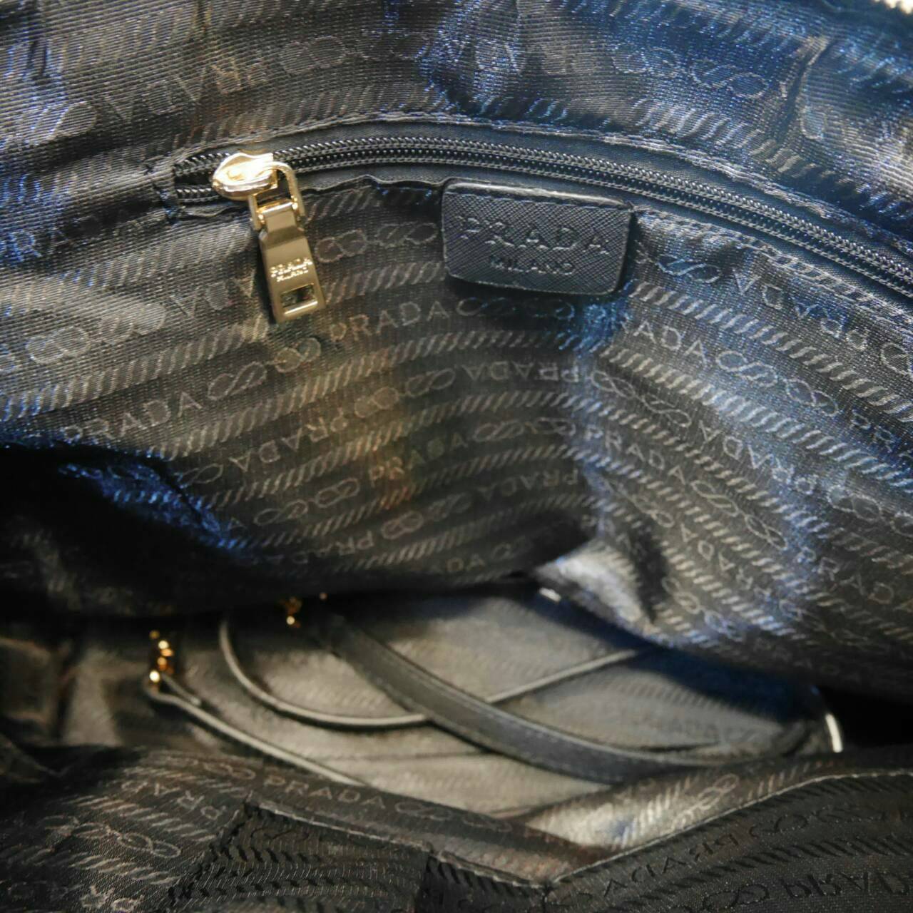 กรี้ดดด งานใบใหญ่ **ใส่ของจุใจ ก้มาน้าาา งานพรีเมี่ยมกิ้ฟ จากเคาเตอร์ต่างประเทศคะ จากแบรนด์ PRADA เป็น กระเป๋าผ้าไนล่อน ตามแบบฉบับของแบรนด์เลย หลงรักเลยคะ สะพายไหล่ได้ ถือก็สวยๆ ใช้แล้วสวยมากๆ ใส่ของได้เยอะเว่อร์ คุ้มราคา ห้ามพลาดเลยคะ!