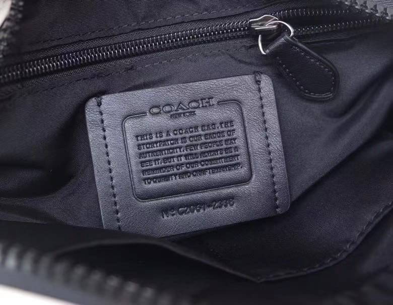 COACH EDGE CROSSBODY IN SIGNATURE CANVAS กระเป๋าสะพายครอสบอดี้ร์ วัสดุหนังแท้ หนังนิ่มอย่างดีค่ะ ด้านหน้ามีช่องซิปซ่อนให้หนึ่งช่อง เปิดปิดช่องหลักแบบซิปคู่ภายในกว้าง ใส่ของได้จุเลยนะคะ มีช่องซิปและช่องเล็กให้อีก2ช่อง;ด้านหลังกระเป๋าเป็นช่องโล่งใส่ของอีกช่