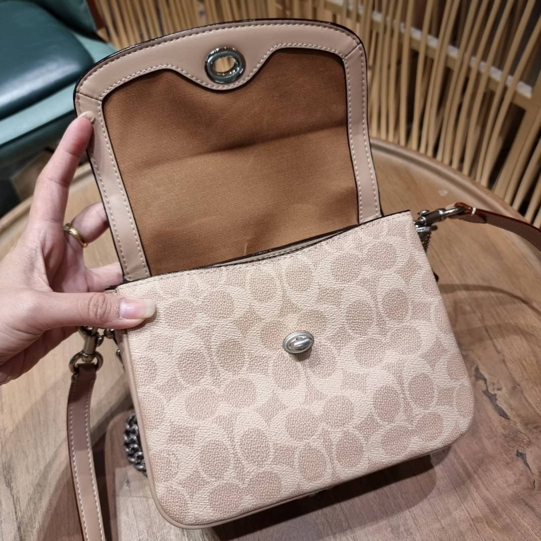 COACH 89089 CASSIE CROSSBODY 19 IN SIGNATURE CANVAS คัมแบ็คแล้วจ้า!! เรียบหรู ดูดี ต้องไอเท็มนี้เลย!! กระเป๋าสะพายข้าง สุดพิเศษ!! มีสายมาให้ถึง 3 แบบ!! สลับใช้แมทช์ตามสไตล์ได้เลย วัสดุหนังแคนวาสสลับหนังแท้ บอกเลยว่าสวยทุกสีนะคอลนี้ เปิด-ปิดด้วยตัวบิดล็อค 