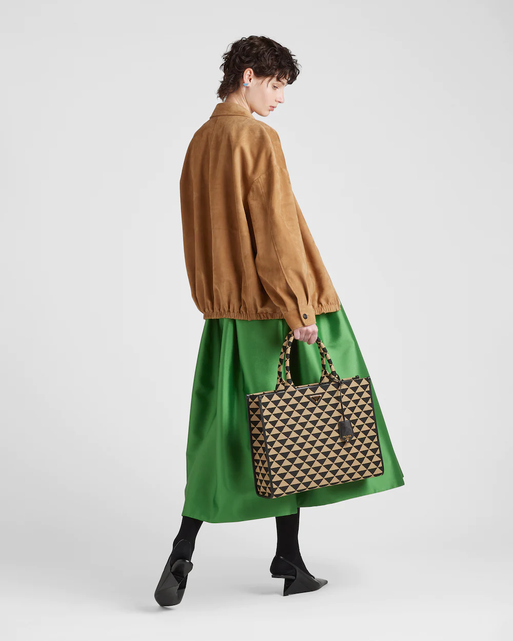 Prada Tote Bag / Prada Symbole jacquard fabric handbag กระเป๋าพราด้าทรงชอปปิ้ง หน้าติดอะไหล่โลโก้แบรนด์สีทอง มีให้เลือกใช้งาน 3 ขนาด งานชนชอปใช่งานง่าย สวยมงลงมากค่า แบบใหม่ล่าสุดจากแบรนด์ดัง จัดให้แบบเลิศๆ กับกระเป๋าทรงโท้ท สวยเอกลักษณ์ ภายในโล่งกว้างมาก