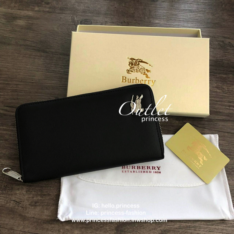 กระเป๋าสตางค์ใบยาวซิปรอบ BURBERRY ภายในมีช่องใส่ธนบัตร ช่องใส่บัตรหลายช่อง และมีช่องซิปสำหรับใส่เหรียญค่ะ