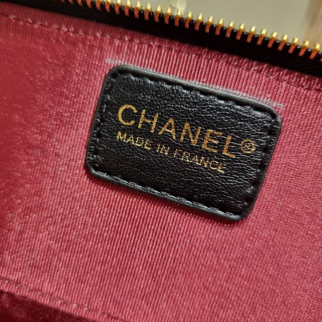 VIP 🥂 เซ็ทคือที่สุดของความคุ้ม EXCLUSIVE MIX ITEM!! CHANEL GIFT BOX SET กลับมาอีกครั้งกับไอเท็มสุดหรูชวนให้สะสม สุดยอดของรุ่นยอดฮิตพร้อมเสิร์ฟครบชุด สุดคุ้ม มาพร้อมกระเป๋าสะพายถึง 2 ใบ คอลเลคชั่นของมันต้องมี ทั้งตัวคลาสสิคและ vanity และสุดยอดของหา