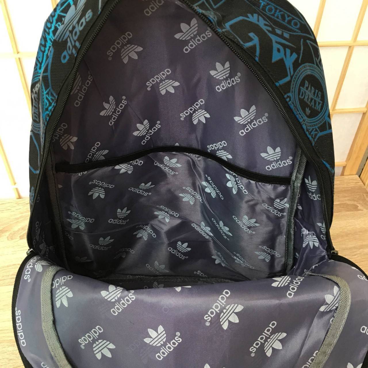 Brand: Adidas Size:46x30x16 cm. Material: 100% Polyester กันน้ำ Bags hardness: Soft Cover Lining Material: Polyester Internal Structure: zipper pocket มีช่องสำหรับใส่ Notebook ,Tablet ในตัวกระเป๋า สายเป้ และด้านหลังบุผ้าตาข่ายนุ่ม รองรับหลัง รูปแบบสวยทันส