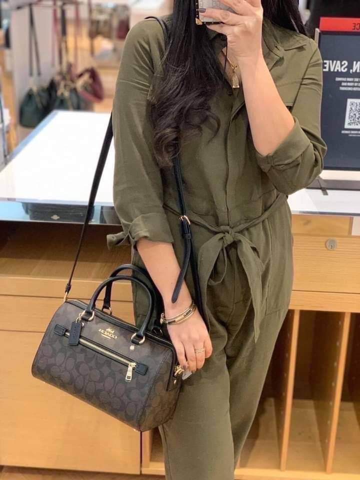 COACH ROWAN SATCHEL IN SIGNATURE CANVAS (COACH F83607)🌺ระดับตัวTOP ยกให้เธอเลย กับรุ่นนี้💃//หมอน 10" รุ่นมีช่องซิปด้านหน้า สามารถแยกเก็บของสำคัญๆได้อย่างเป็นสัดส่วน สำหรับใครที่ชอบกระเป๋าที่จุของได้เยอะๆ รุ่นนี้ตอบโจทย์ได้เลย แนะนำว่า
