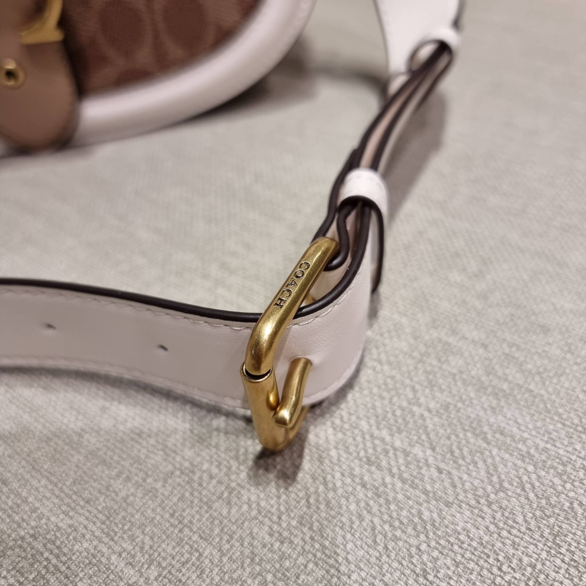 COACH C3837 BEAT SADDLE BAG WITH HORSE AND CARRIAGE PRINT The best item! ที่สาวๆรอคอย! ฮอตไฟลุก! สีหายาก ละมุนคุณหนู คอลเลคชั่นใหม่ ดีไซน์หรูหรา พิเศษมากๆมาพร้อมสายสะพาย 2 เส้น ใช้คู่กันหรือแยกสะพายก็สวยครบสูตร กระเป๋าสะพายทรง saddle คลาสสิค เปิด-ปิดด้วยก