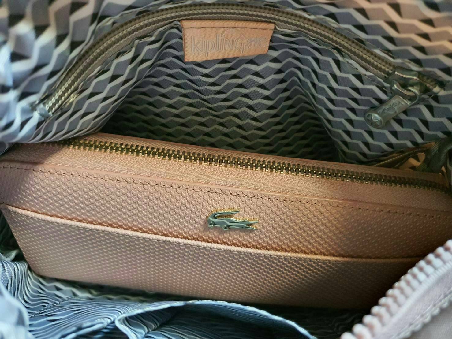 KIPLING RETH(K13549) กระเป๋าทรงสวยรุ่นยอดนิยม ขนาดกำลังดี มีช่องใส่ของหลากหลายช่องทำให้เก็บของได้เป็นสัดส่วน จุสัมภาระได้ดีเลยค่ะ สายสะพายปรับระดับสั้น-ยาวได้ สามารถสะพายพาดลำตัวได้นะคะ ห้ามพลาดเลยค่ารุ่นนี้