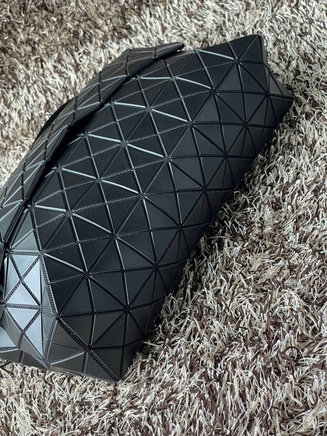 Baobao Issey Miyake Prism Sac ชาวมินิมอลทั้งชายและหญิงต้องถูกใจรุ่นนี้ เพราะ Prism Sac เป็นกระเป๋าแบบ unisex ที่มาพร้อมกับความเรียบง่ายของวัสดุเนื้อแมตต์ แต่ให้ลุคสไตล์เท่แบบคูลๆ โดดเด่นด้วยดีไซน์ที่ออกแบบมาให้ใช้งานที่ง่าย ตอบโจทย์ทุกสถานการณ์ฝาพับแบบเปิ