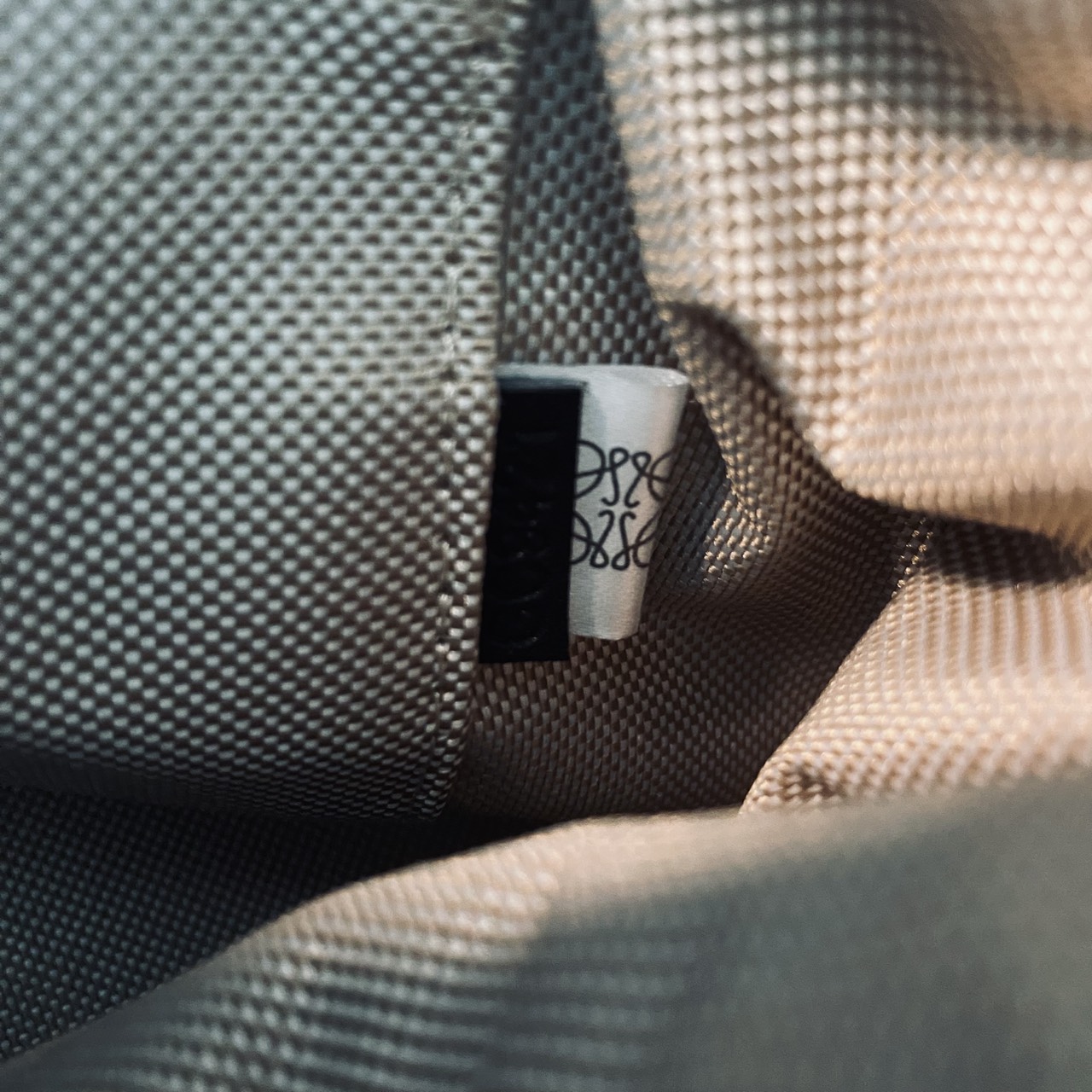 LOEWE Cubi Small Logo Canvas Top Handle Bag กระเป๋าทรงสวยดีไซน์ยอดฮิตประจำปีเลย! ปักโลโก้แบรนด์บนผ้าทั้งใบเป็นเอกลักษณ์ หูจับปรับได้ สวยหรูวินเทจ