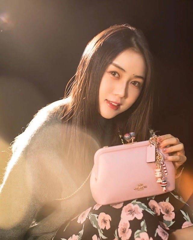 ของแท้ 💯% Coach Nora Kisslock Crossbody In Signature ((1451//1452)) หนังแท้ กระเป๋าสะพายครอสบอดี้ร์หรือสามารถถือแบบคลัทออกงานสังคมก็สวยดูดีมากๆเลยค่ะ😘 หนังแท้อย่างดีนิ่มมือค่ะ