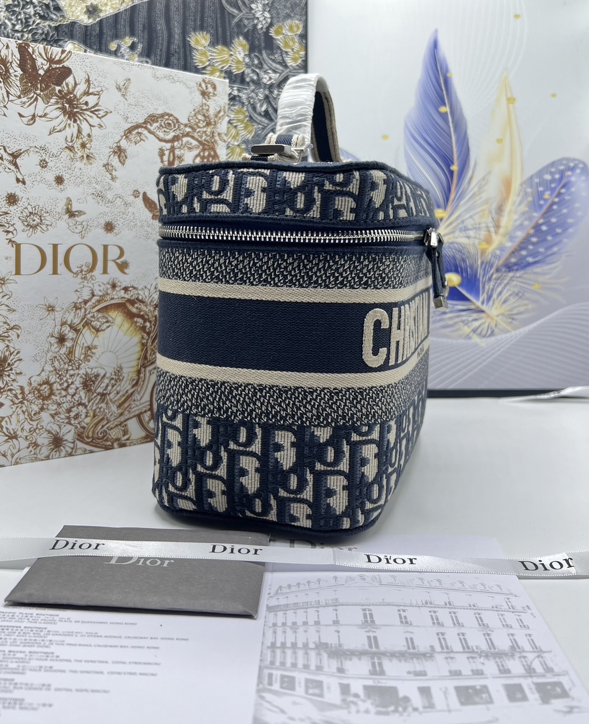 22cm Medium DiorTravel Vanity Case กระเป๋าใส่เครื่องสำอางใบกลาง จุของได้เยอะ มาพร้อมกับลวดลาย Oblique ปักอย่างประณีตและประดับด้วยสัญลักษณ์ Christian Dior Paris มาพร้อมสายสะพายและหูจับในตัว