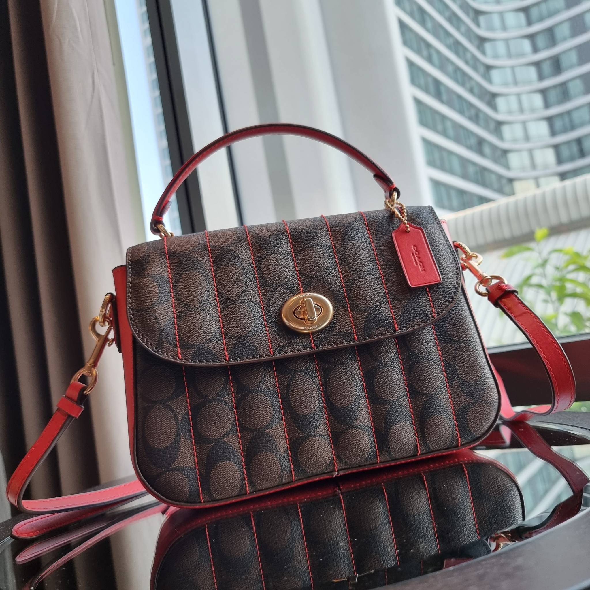 OUTLET 】COACH C5645 MARLIE TOP HANDLE SATCHEL IN SIGNATURE CANVAS WITH QUILTING ดีไซน์ใหม่ กระเป๋าถือ/สะพายข้าง ออกแบบมาไม่เหมือนใคร โดดเด่นด้วยการเย็บบุหนัง โชว์ดีเทลลายเส้น ตกแต่งโลโก้ด้านข้างอะไหล่ทอง วัสดุหนังแคนวาสสลับหนังแท้ เปิด-ปิดด้วยตัวล็อคแน่นห