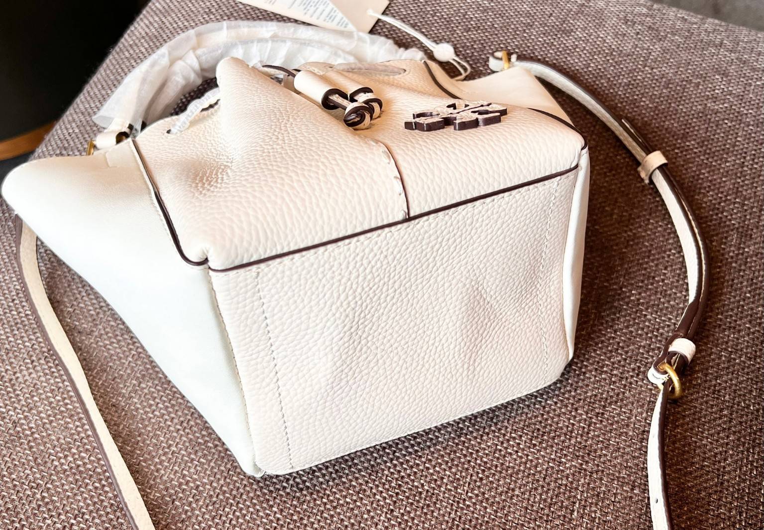 TORY BURCH MCGRAW DRAGONFLY MINI SATCHEL ((90474)) พร้อมส่งที่ไทย แนะนำต้องมีติดตัว สวยมากๆ! กระเป๋าหิ้วหรือสะพายข้างได้ หนังแกะนิ่มสวย อย่างดีเลยค่ะ ดีเทลด้านหน้าแบบหูรูด ปากกระเป๋าเปิดปิดแบบกระดุมแปลก ภายในโล่งกว้าง ใส่ของได้ครบครันหายห่วงค่ะ; มีช่องให้