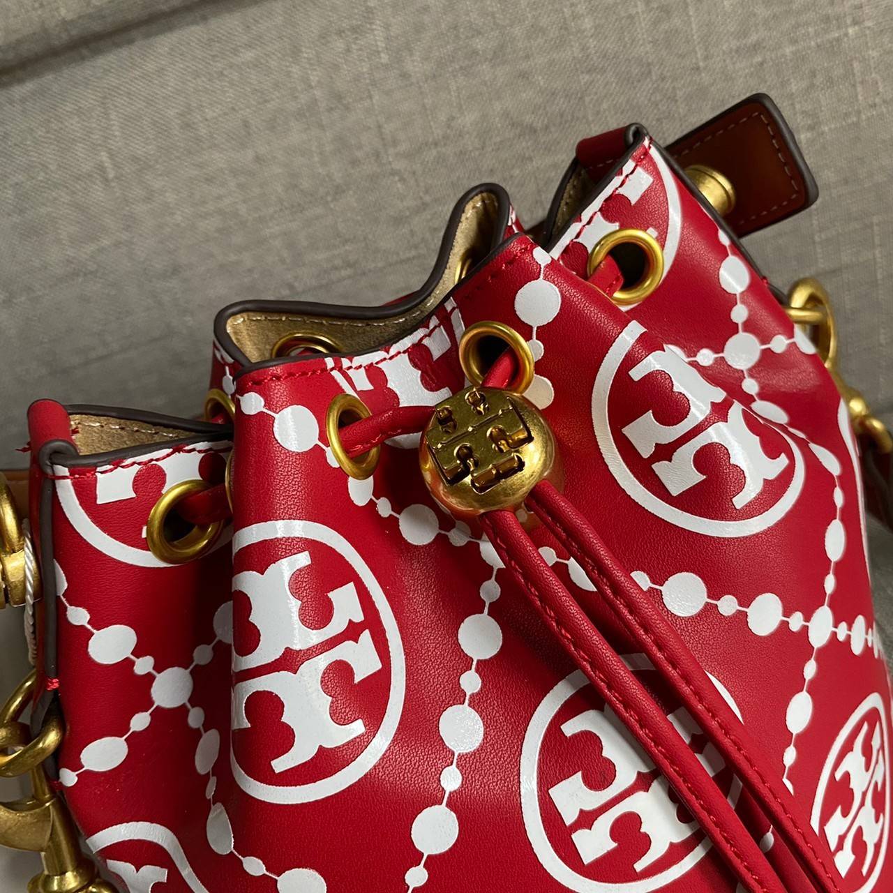 TORY BURCH T Monogram Embroidered Mini Bucket Bag ถูกหรือแพงต้องแดงไว้ก่อนเลยค่ะ ^^ กระเป๋าทรงบักเก็ตใบเล็กน่ารัก สุดหรูหรา ทรงสวย โด่ดเด่นลายพิมพ์ monogram วัสดุหนังอย่างดี เปิด-ปิดแบบหูรูด ล็อดด้วยปุ่ม อะไหล่ทองสวยงาม มาพร้อมสายยาว ปรับสายได้ ถอดสายได้ 
