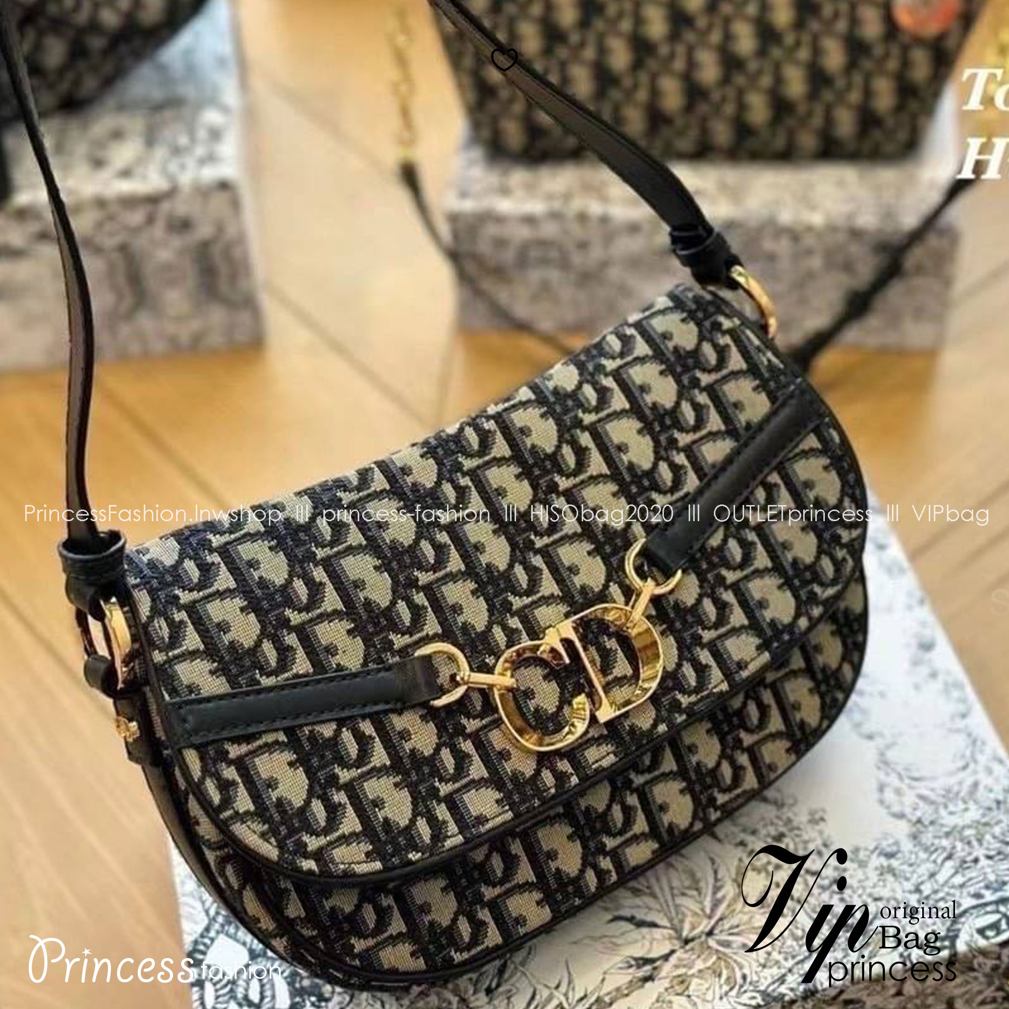 DIOR Small CD Besace Bag กระเป๋าสะพายทรงสวย ดีไซน์โลโก้โดดเด่นและหรูหรา ผ้าแจ็กการ์ดสวยเด่นเป็นเอกลักษณ์ ดีเทลดูดีมีกิมมิคในตัว สะพายทำงาน ไปเที่ยว ไปเดท ได้ทุกโมเมนต์ เป็นไอเท็มที่ควรมีไว้ติดบ้านอีกใบเลยน้า