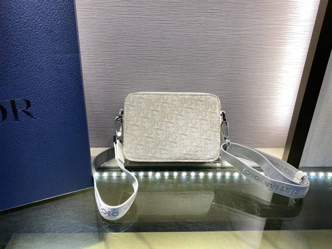หนังแท้ DIOR POUCH WITH SHOULDER STRAP Oblique Jacquard พร้อมส่งที่ไทย งานหนังแท้และผ้าแจ็คการ์ดออริจินอล ภาพสินค้าถ่ายจากงานขายจริง ใช้งานต่างประเทศได้