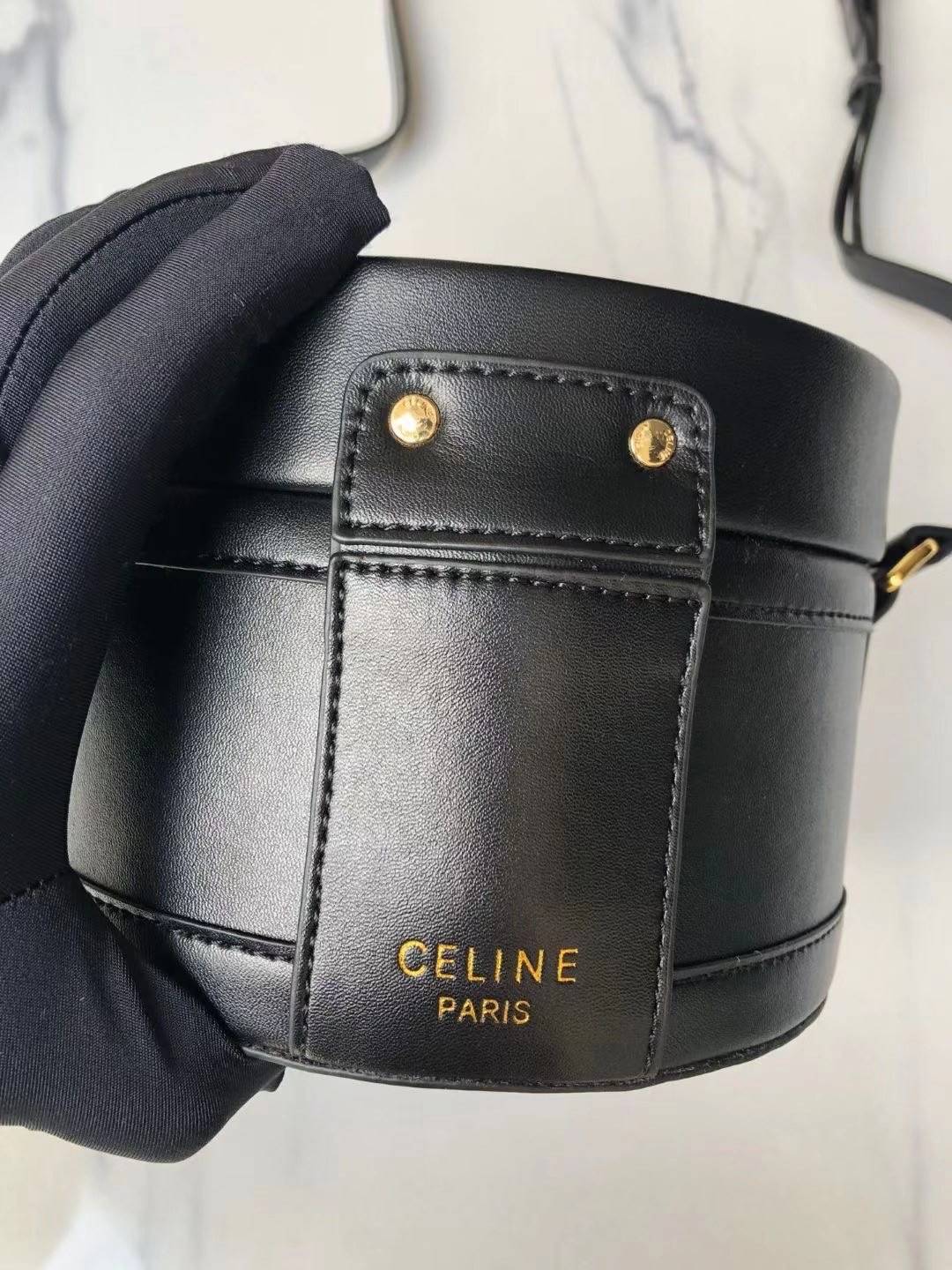CELINE MEDIUM TAMBOUR IN SMOOTH CALFSKIN BAG กระเป๋าทรงกลมสวยหรูอยู่ทรงเปิดปิดด้วยฝาปิดกระดุมโลโก้แบรนด์ ภายในโล่ง