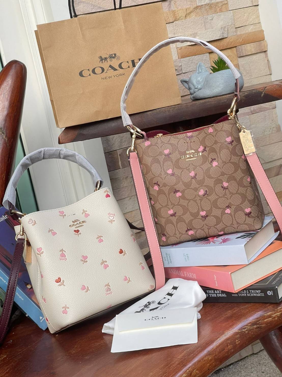 OUTTLET 】COACH SMALL TOWN BUCKET BAG IN SIGNATURE WITH Heart floral print สำหรับสาวแฟชั่นที่ชอบรายละเอียดชิคๆ ดีไซน์สุดเก๋ แนะนำเลยสำหรับกระเป๋าทรงบักเก็ตใบนี้ เชื่อว่าสาว ๆ หลายคนชื่นชอบ เป็นไอเทมที่สามารถแมทช์ได้กับเสื้อหลากหลายสไตล์ บรรจุของได้เยอะโดยท