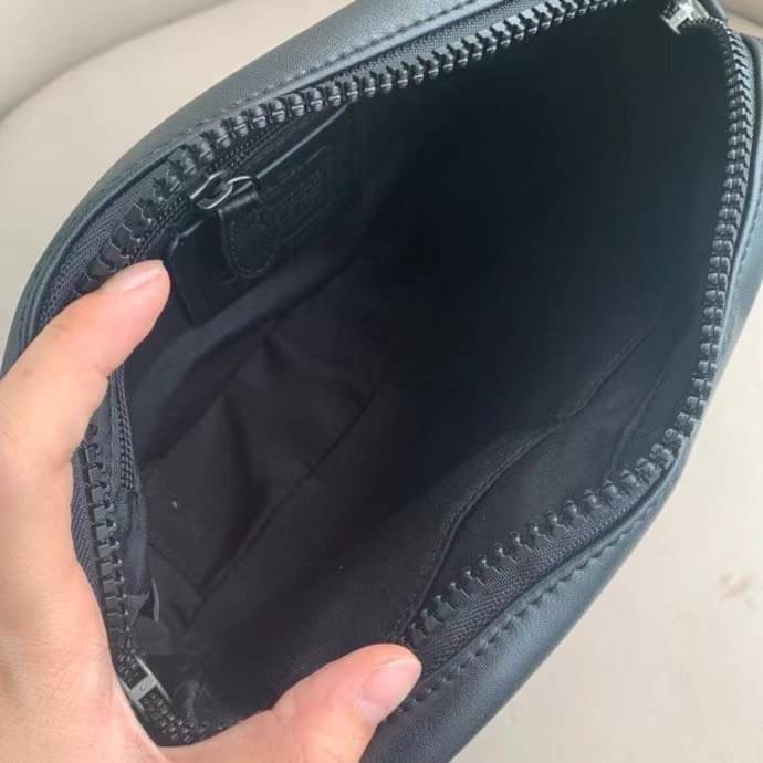 COACH EDGE CROSSBODY IN SIGNATURE CANVAS กระเป๋าสะพายครอสบอดี้ร์ วัสดุหนังแท้ หนังนิ่มอย่างดีค่ะ ด้านหน้ามีช่องซิปซ่อนให้หนึ่งช่อง เปิดปิดช่องหลักแบบซิปคู่ภายในกว้าง ใส่ของได้จุเลยนะคะ มีช่องซิปและช่องเล็กให้อีก2ช่อง;ด้านหลังกระเป๋าเป็นช่องโล่งใส่ของอีกช่