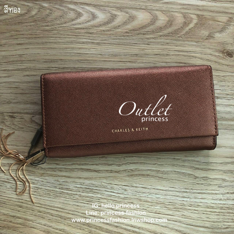 Charles & Keith Basic Long Wallet กระเป๋าสตางค์ใบยาว ตกแต่งด้วยพู่ เปิด – ปิดกระเป๋าด้วยเเม่เหล็กแบบซ่อน ภายในมีช่องใส่บัตร ช่องซิปใส่เหรียญ และช่องใส่ธนบัตร ใส่ iPhone Plus ได้ค่ะ ด้านหลังมีช่อง 1 ช่อง