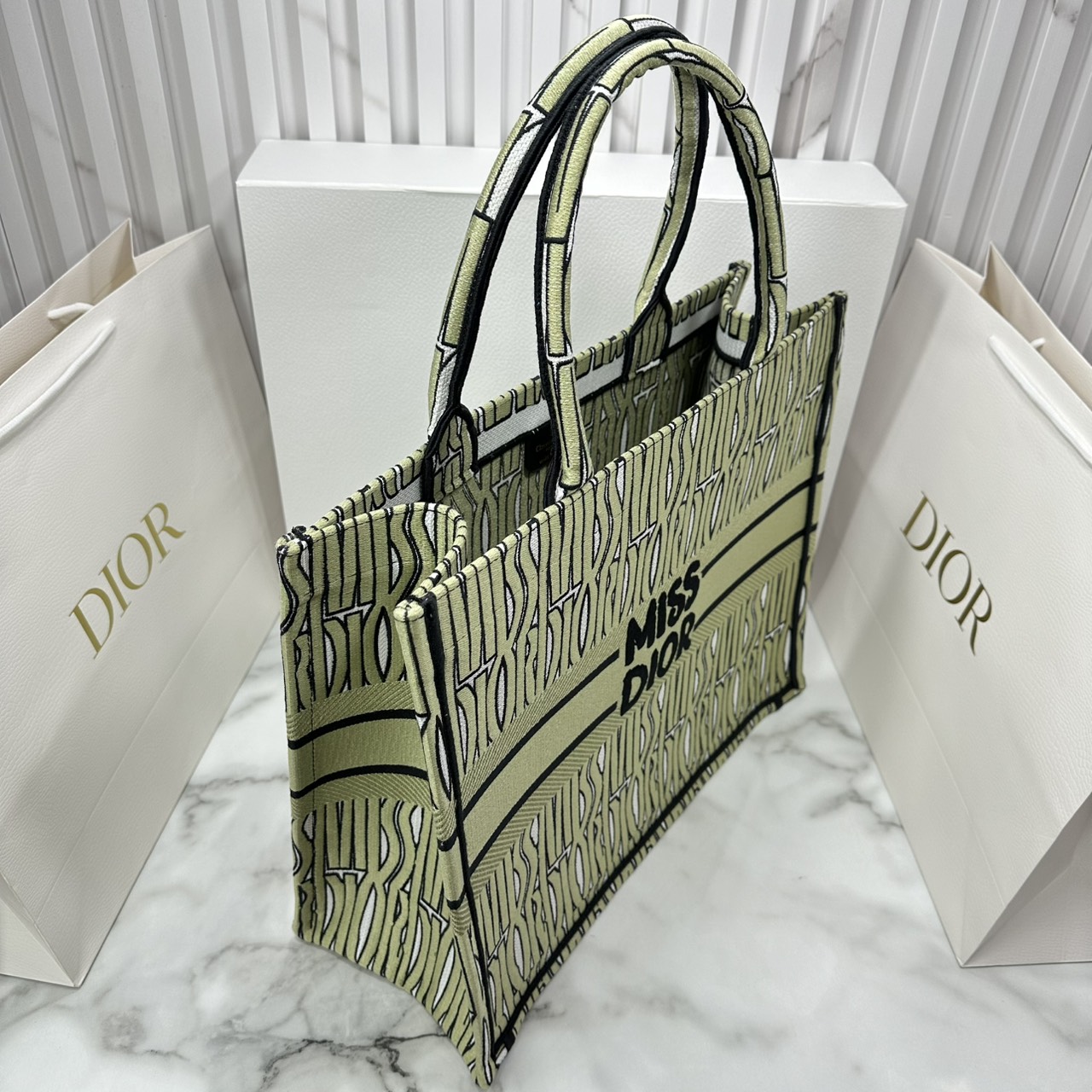 ORI หนังแท้ | Dior Miss Dior Allover Book Tote Handbag 16" กระเป๋าทรงโท้ทคอลใหม่ ดีไซน์ลวดลายกราฟฟิกสวยงามและหรูหราโดดเด่นไม่เหมือนใคร