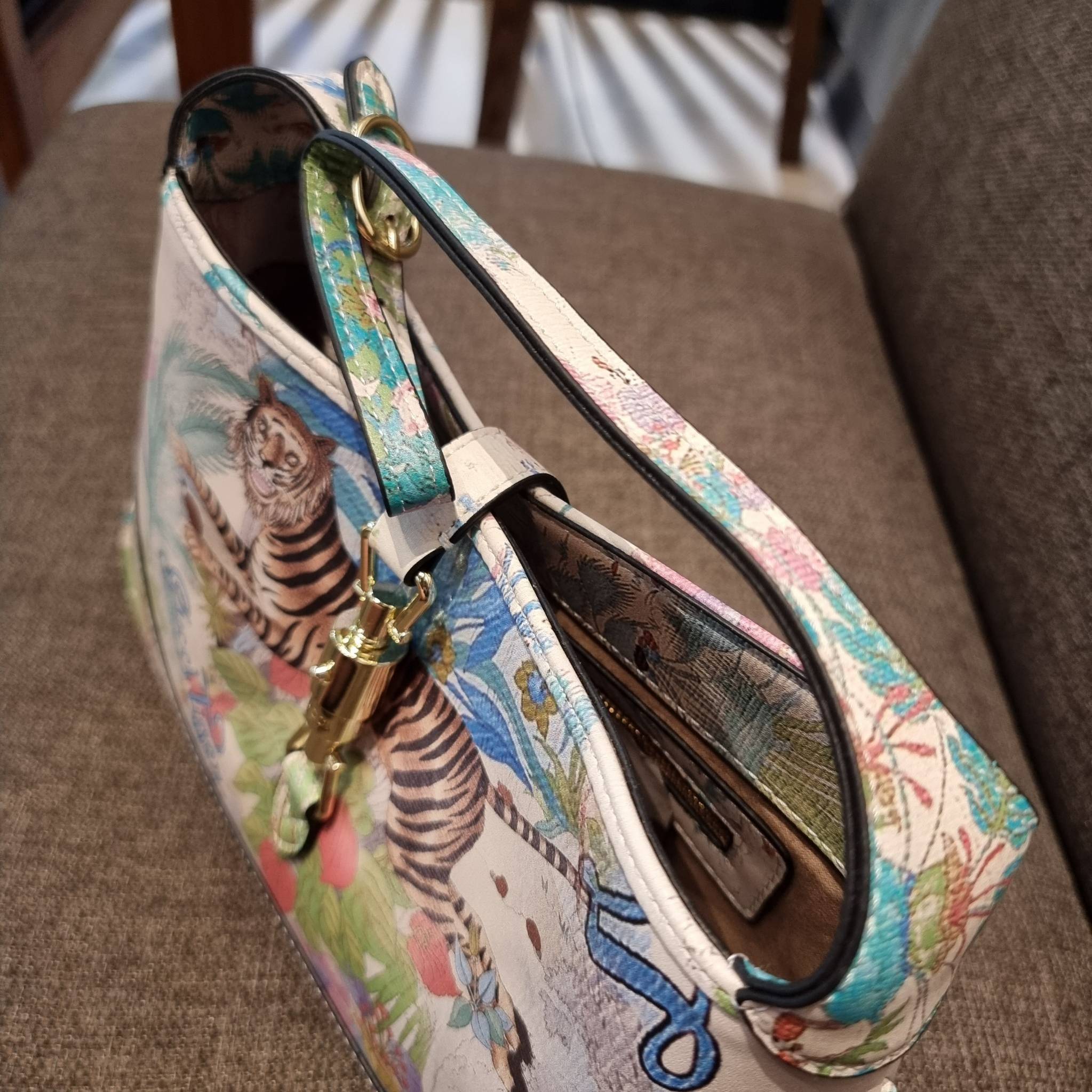 GUCCI SHOULDER BAG โปรเจคฉลองปีเสือ ปังฉุดไม่อยู่!! คอลเลคชั่นยอดฮิต GC multi bag ไซส์ใหญ่น่าสะพาย ดีไซน์ลวดลายชิคมากๆ!! โดดเด่นไม่ซ้ำใคร กับกระเป๋าสะพายวีไอพี พรีเมี้ยมกิ๊ฟที่จะทำให้หลงรักกันไปแบบสุดๆ มีดีเทลแฝงความหรูในตัว วัสดุหนังสังเคราะห์พรินท์ลายคม