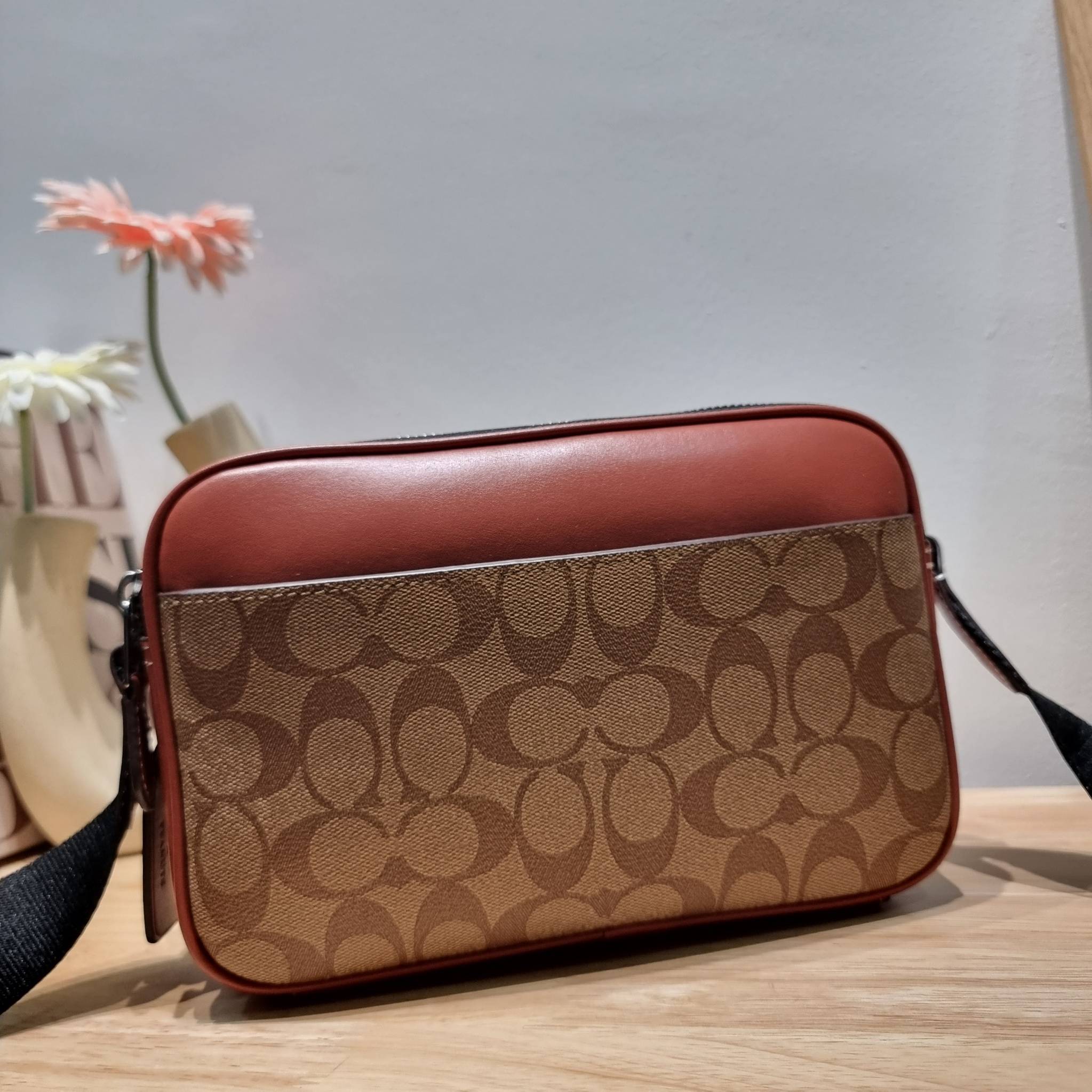 Coach X Peanuts Graham Crossbody In Signature Canvas With Patches CE746 กระเป๋าครอสบอดี้ทรงยอดฮิต กับคอลเลคชั่นใหม่ เฉลิมฉลองเทศกาลคริสต์มาส รุ่นนี้สามารถใช้ยูนิเซ็กส์ สาวๆหนุ่มๆได้หมด น่ารักน่าใช้เกิน!! รูปทรงดีไซน์คลาสสิค สีสันโดดเด่นสดใส ใช้งานสะดวก วั