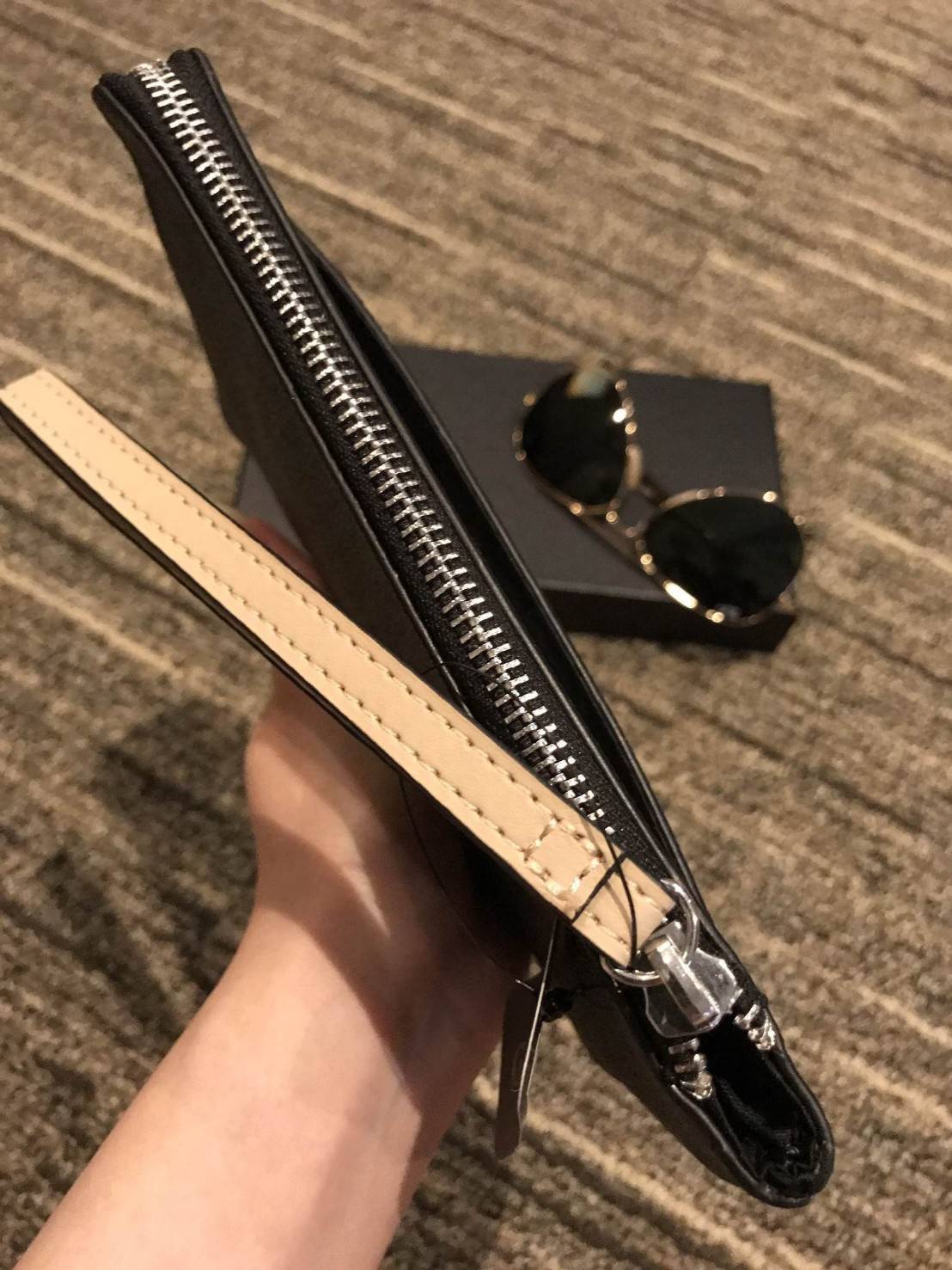 มาแว้วว! รอบนี้ห้ามพลาดนะคะ! GUESS LEATHER CLUTH BAG กระเป๋าคลัชรุ่นใหม่ล่าสุดหนังเรียบปั้มลาย G สวยอยู่ทรงดูแลรักษาง่าย มีสายคล้องมือ เปิดปิดด้วยซิปสะดวกใช้ ด้านหน้าประดับโลโก้แบรนด์อะไหล่เงิน ภายในมีช่องใส่บัตร สามารถใส่แบงก์พัน / บัตรเครดิต / iphone7+ 