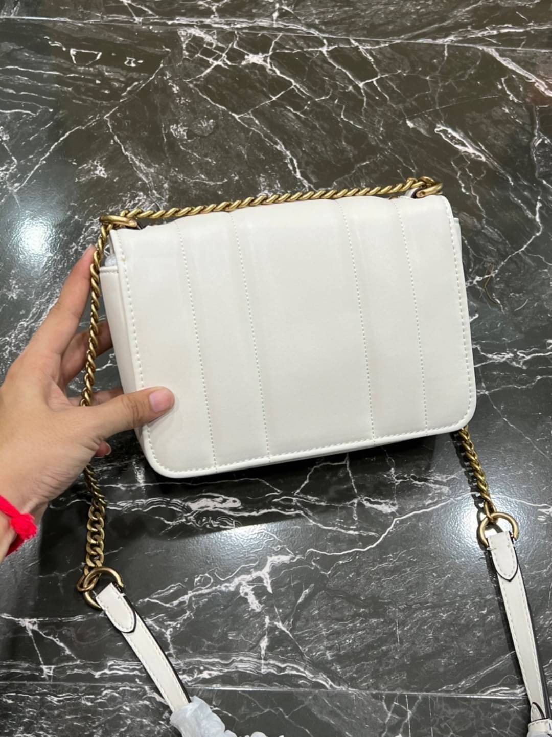 Tory Burch Our Kira shoulder bag with beveled turn-lock hardware พร้อมเสิร์ฟสีคลาสสิค กระเป๋าถือ/สะพาย ทรงสวย สะพายคล่องตัว ดีไซน์เส้นคมสวยหรู สัมผัสดีงาม นิ่มมือ เปิด-ปิดด้วยอะไหล่บิดล็อค ภายในเป็นช่องโล่ง สะพายไปไหนก็สะดวก แนะนำสวยก่อนใครได้ที่นี่ จัดไป