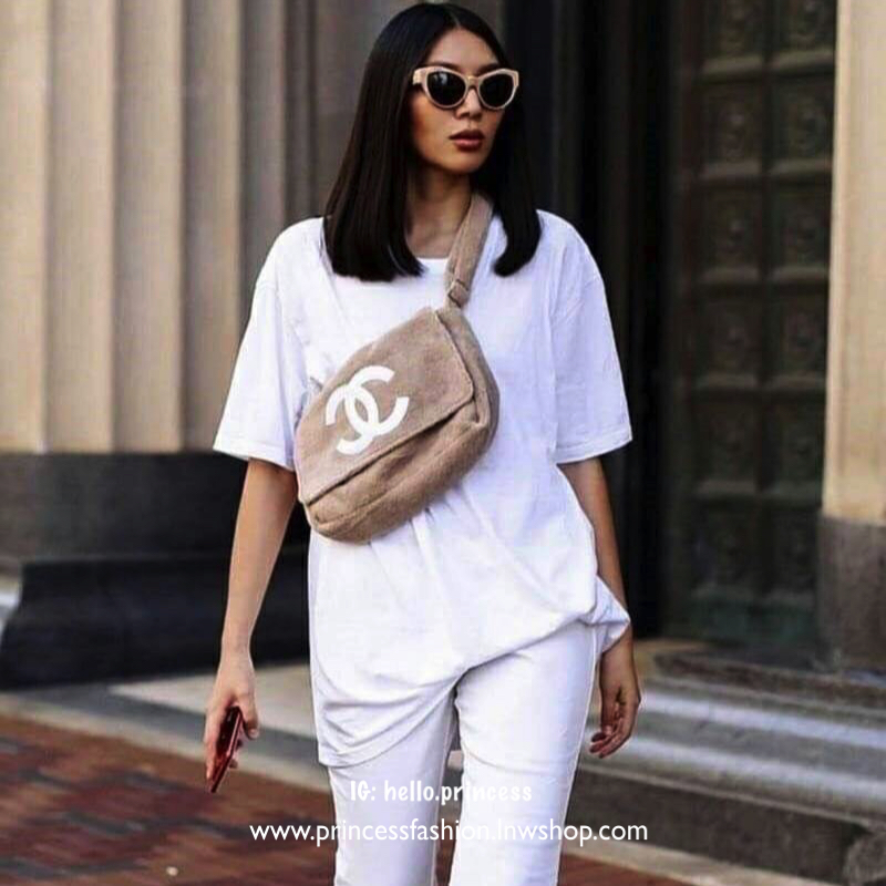 MUST HAVE ITEM 2019 !! รุ่นยอดฮิตของ *วัยรุ่นสายสตรีท ทั่วโลก จากงาน CHANEL VIP GIFTของแท้ 100% เป็นกระเป๋า ใบสวยรุ่นหายาก ขนาดกำลังดี ใช้ได้ทั้งหญิงชายเลยค่ะ ขนเฟอร์นิ่มมากกก เก็บของอย่างดี น้ำหนักเบา ด้านในมีช่องใส่ของจุกจิก MIX ได้หลากหลายแนว กับราคาสบ