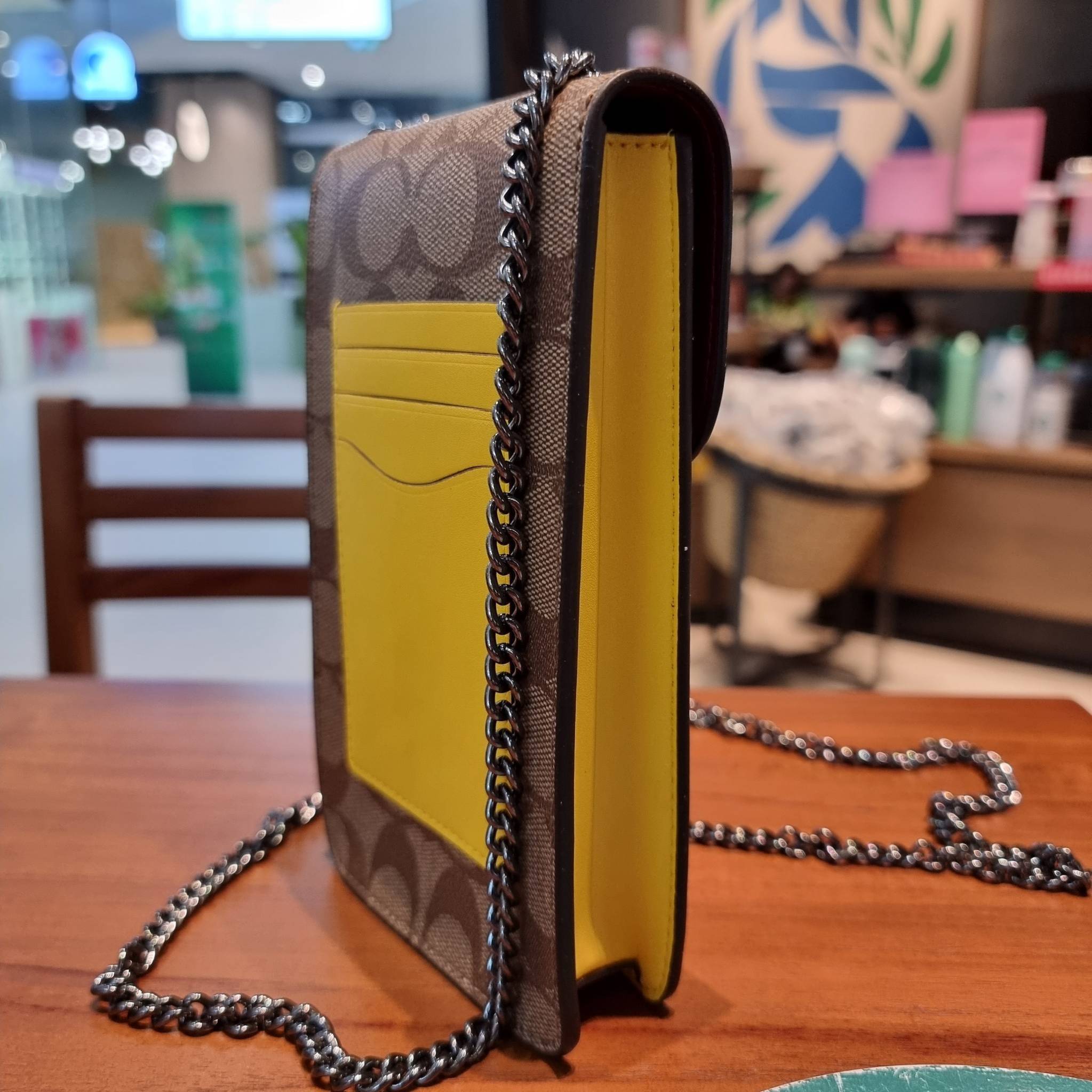 COACH F73486 NORTH/SOUTH PHONE CROSSBODY IN SIGNATURE CANVAS WITH FRUIT 🍒🍓🍋 แจกความสดใสกันอีกครั้ง!! กับกระเป๋าสะพายเอนกประสงค์ Case phone ใส่โทรศัพท์มือถือได้ทุกรุ่น ดีไซน์ลายผลไม้ฉ่ำๆ สวยมีเสน่ห์ 💖 วัสดุหนังแคนวาสคุณภาพ ฝ