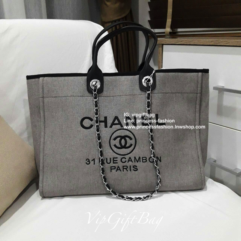 Chanel tote canvas bag จากงานพรีเมี่ยม VIP GIFT รุ่นดังเลยค้า Size ใหญ่อลัง บอกเลยว่า *งานดีที่สุด ตัวกระเป๋า กระเป๋าผ้าเป็นผ้า canvas เนื้อดีสมราคา สัมผัส นุ่มลื่นมือมากกกก อะไหล่เงินปั้มแบรนด์แท้ทั้งใบ ด้านหน้าปัก logo แบรนด์สุดหรู จุของได้เยอะมากก มีช่