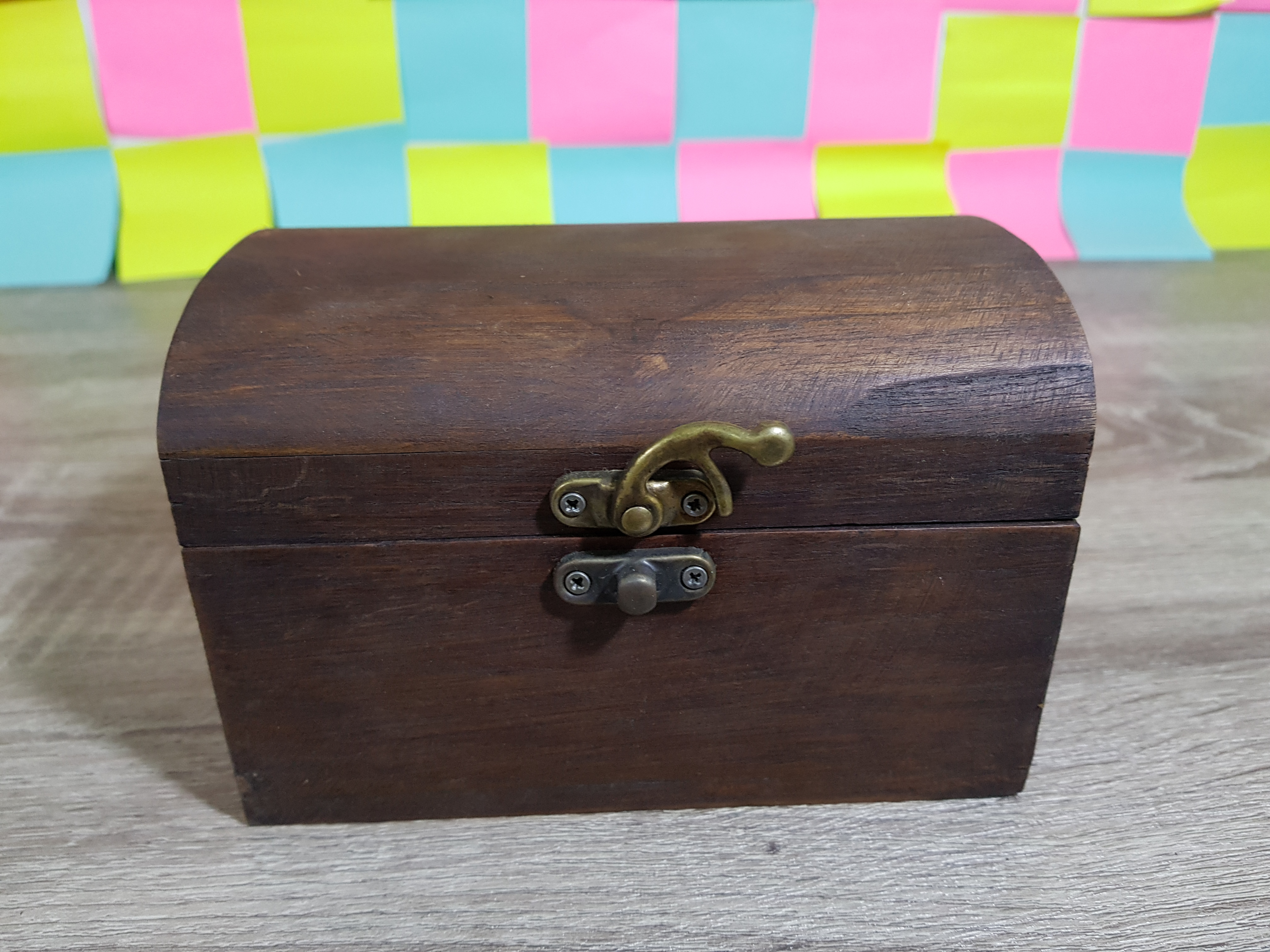 ตัวหมากรุกไทยพลาสติกพร้อมกล่องไม้สักสีน้ำตาลเข้ม