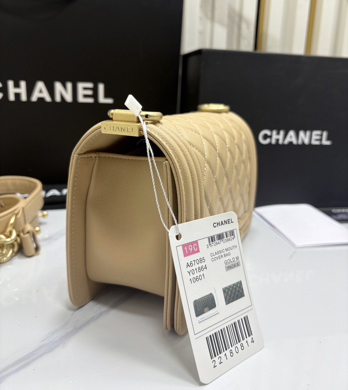 ORI หนังแท้ | CHANEL Boy 20cm shoulder bag กระเป๋าสะพายรุ่นยอดนิยมสุดคลาสสิคตลอดกาล หรูหราระดับตำนาน สวยงามเหนือกาลเวลา ขนาดเล็กน่ารัก ไม่ว่าเวลาจะผ่านไปเเค่ไหนก็ไม่เคย Out เรียบ หรู คลาสสิค ผู้ดี ไฮโซที่แท้ทรูสวยมากค่ะ