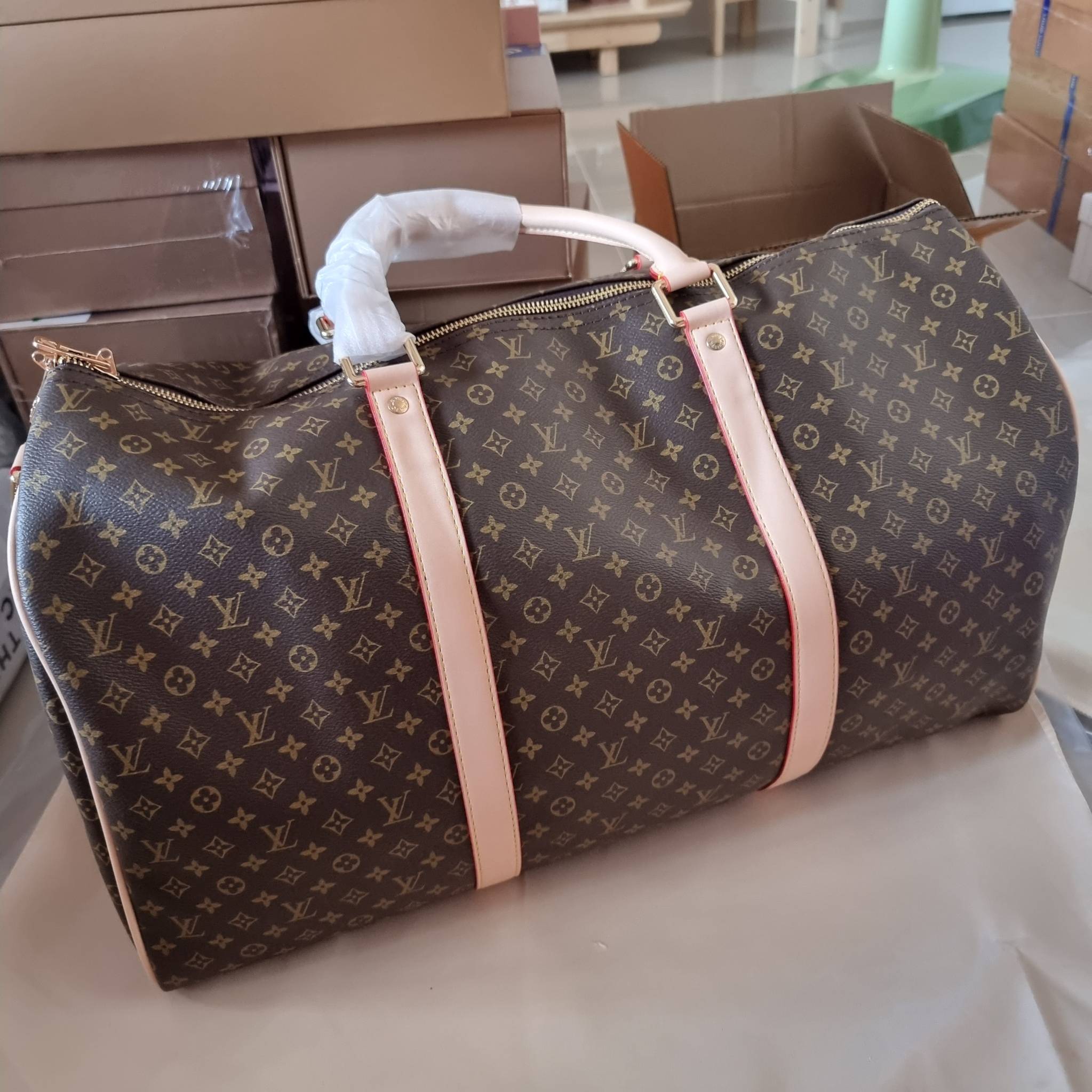 LV KEEPALL BANDOULIERE กระเป๋าเดินทางสุดคลาสสิค ทึ่ใครๆก็เฝ้ารอ ไอเท็มที่จะทำให้การเดินทางไม่ธรรมดาอีกต่อไป ด้วยดีเทลความเป็นเอกลักษณ์ เรียบแต่หรู วัสดุหนังแคนวาสคุณภาพดี ลวดลายโมโนแกรม เปิด-ปิดด้วยซิปแน่นหนา มีกุญแจล็อคได้ มีสายสะพายครอสให้ ภายในโล่งกว้า