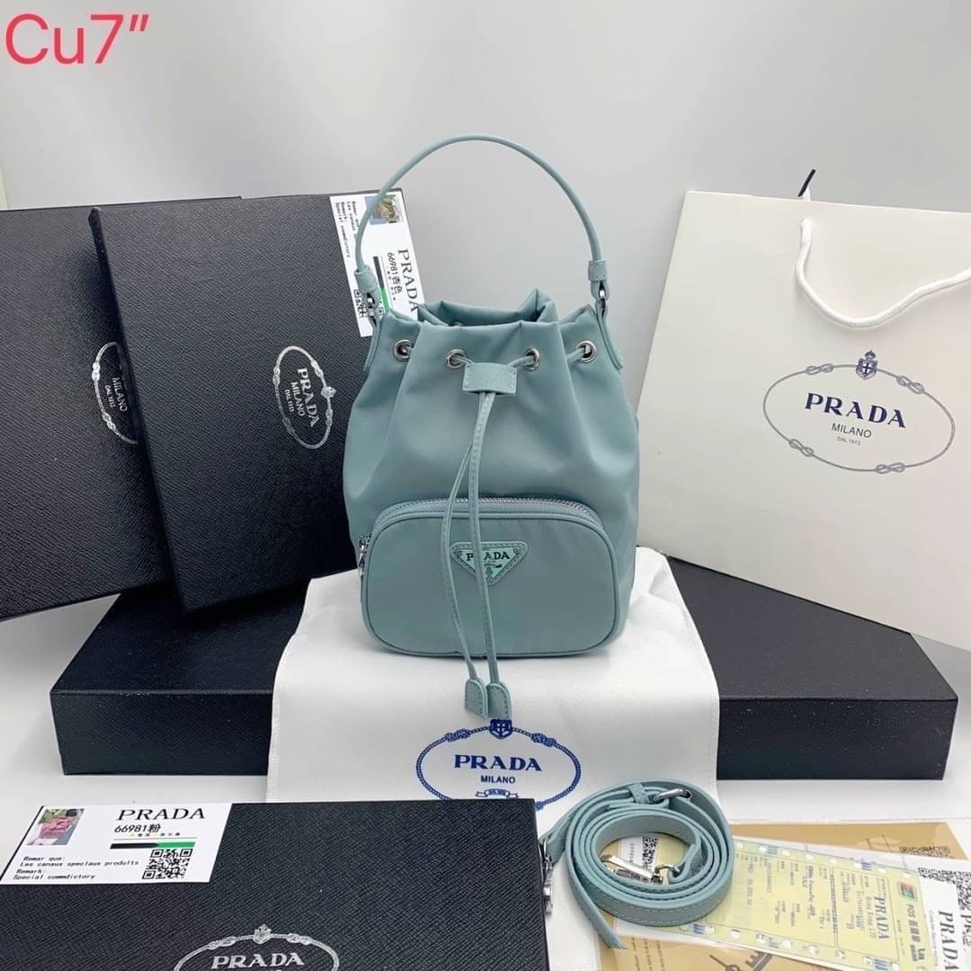 Prada Duet Re-Nylon Bucket shoulder bag / Prada Nylon bucket bag Pastel กระเป๋าสะพายข้าง ไซส์มินิ น้องทรงขนมจีบ น่ารัก น่าใช้ พร้อมสายยาว(ถอดได้) สีพาสเทลน่ารักละมุนมากๆ ค่ะ