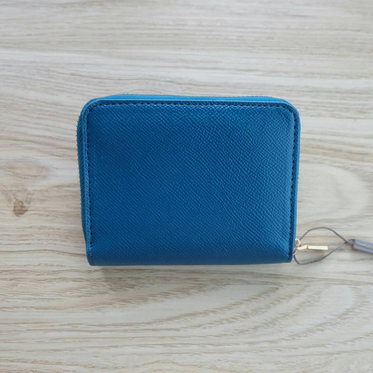 Charles & Keith Basic Square Wallet กระเป๋าสตางค์ใบสั้นซิปรอบ เปิด - ปิดกระเป๋าด้วยซิป ด้านในมีช่องใส่บัตร ช่องใส่ธนบัตร และช่องซิปใส่เหรียญค่ะ